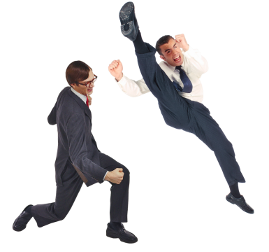 两名身着西装动态夸张的模特