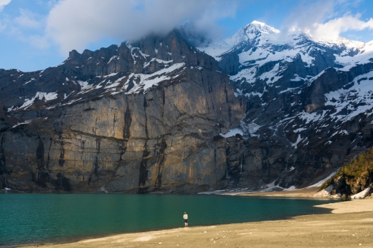 阳光蓝色天空雪山自然湖泊