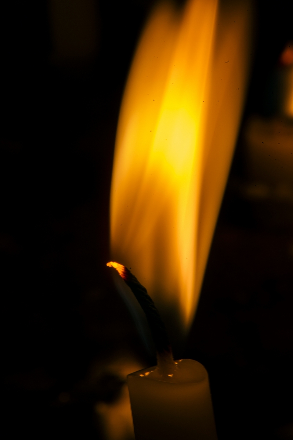 昏暗夜晚点燃白色蜡烛燃烧橙色火焰