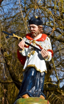 公园中矗立建造彩绘人物雕塑装饰