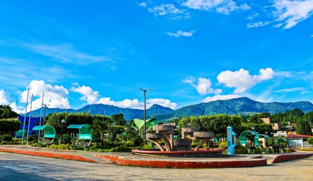 小镇街边喷泉池风景特写