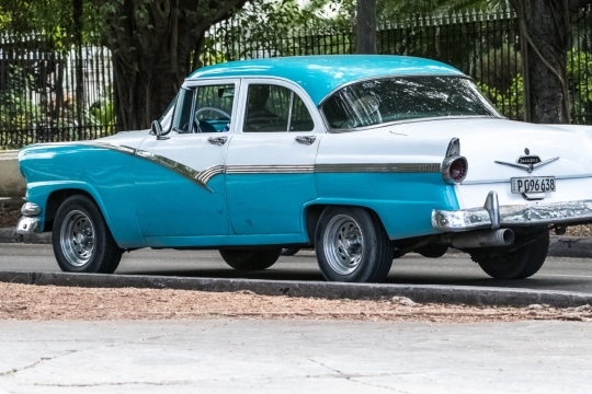 摄影基础_城市街道路边蓝色老旧出租车