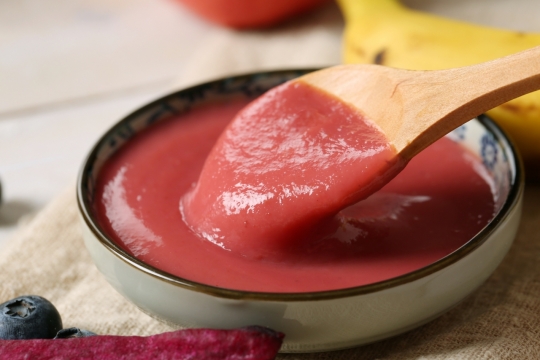 木制勺子蘸桌面装饰容器中新鲜果酱