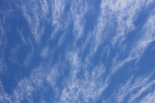 简洁晴朗白色积云自然蓝色天空