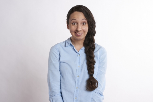 白色背景喜悦状蓝色衬衫麻花辫女性