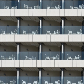 城市公司高楼大厦建筑白色桌椅阳台