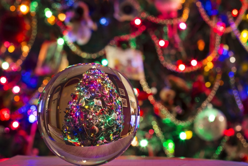 背景虚化水晶球中装饰精美圣诞树