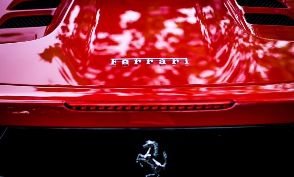 正面崭新红色法拉利豪华轿车标志特写