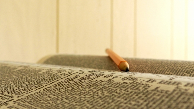 室内打开书本上黄色笔杆铅笔