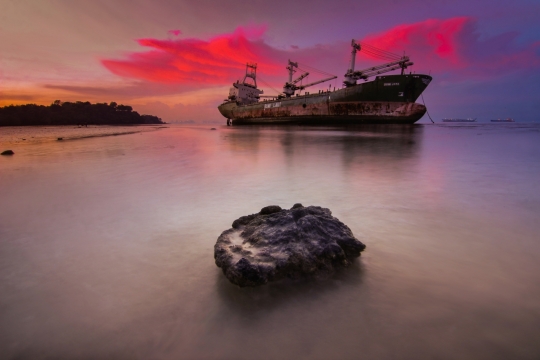 傍晚天空自然湖泊湖面轮船