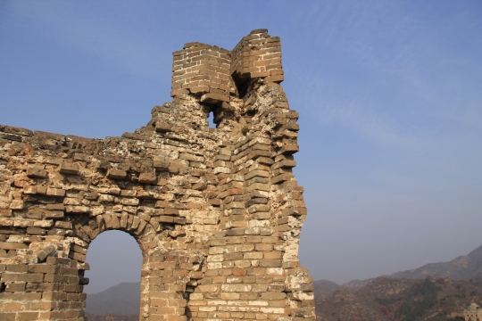 傍晚阳光蓝色天空中国长城建筑