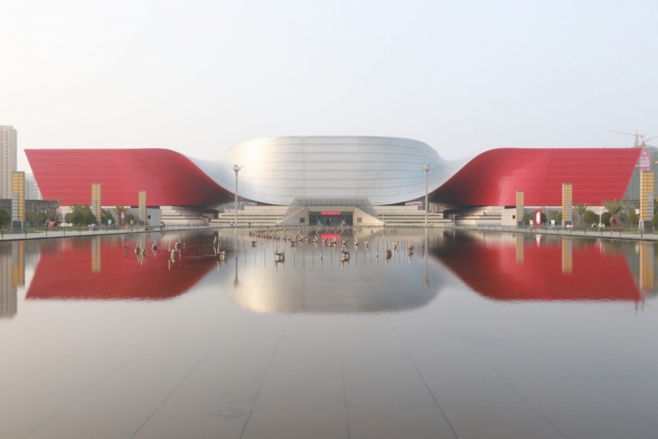 建筑摄影_早晨红色白色创意现代建筑倒映湖面