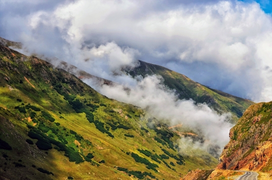 白色云雾缭绕山峦自然风光美景