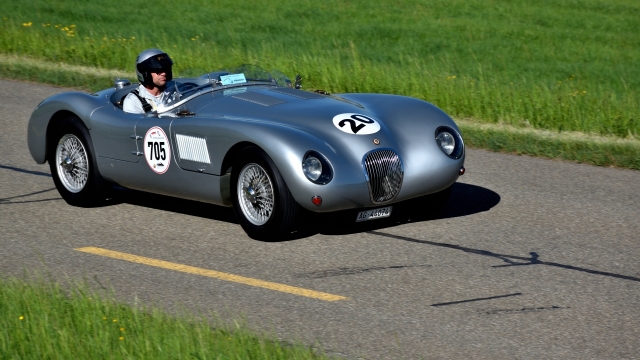 阳光城市街道马路灰色赛车