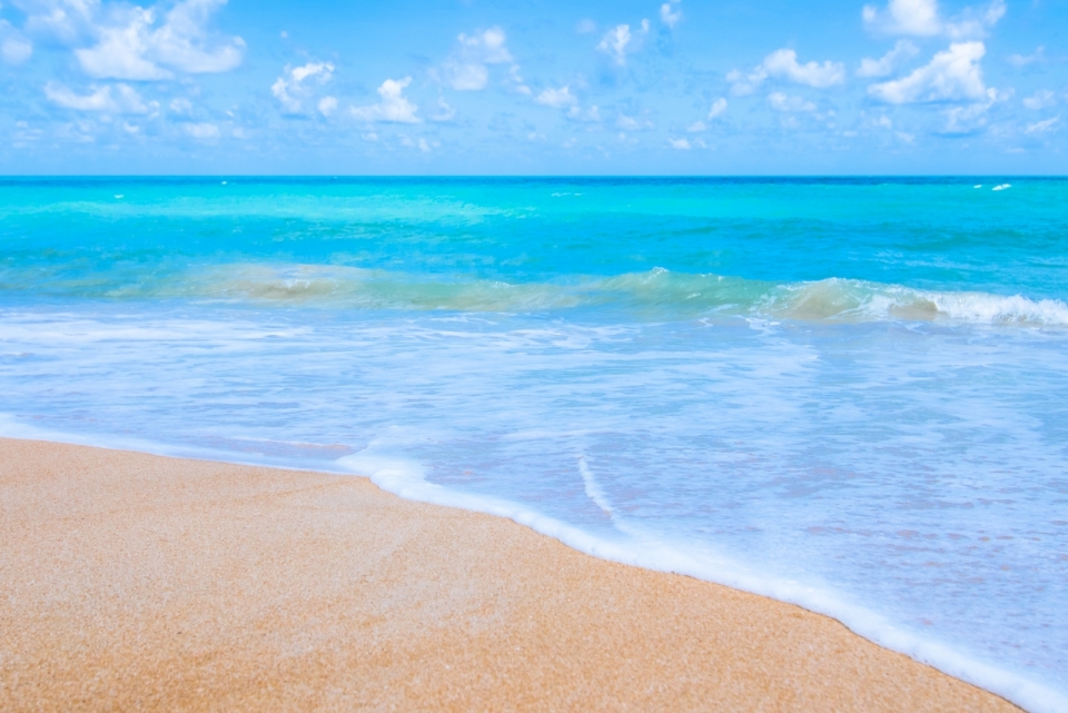 碧海蓝天和沙滩的优美景色摄影
