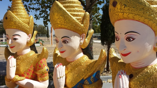 正午阳光映照的城市石像摄影