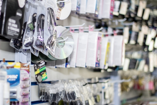 商店中的挂着的数据线和光盘商品摄影