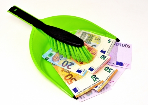 白色背景绿色簸箕刷子下彩色纸币