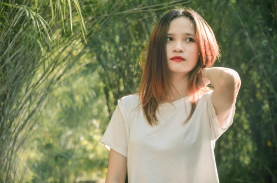 阳光自然森林白色T恤小清新长发美女