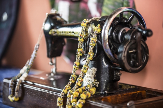 虚化背景室内桌面古典黑色缝纫机