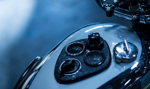 哈雷摩托车油箱盖仪表盘特写