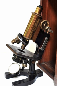 木盒外古铜色的老式精致显微镜