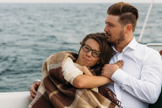 游轮上拍摄婚纱照的欧美夫妻