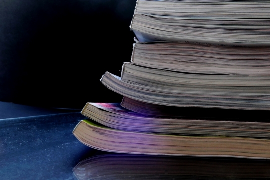 微距摄影_桌上堆放的书籍特写