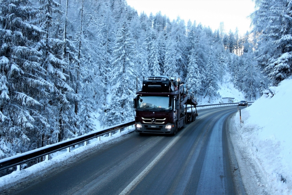 货车行驶在冬季的公路上