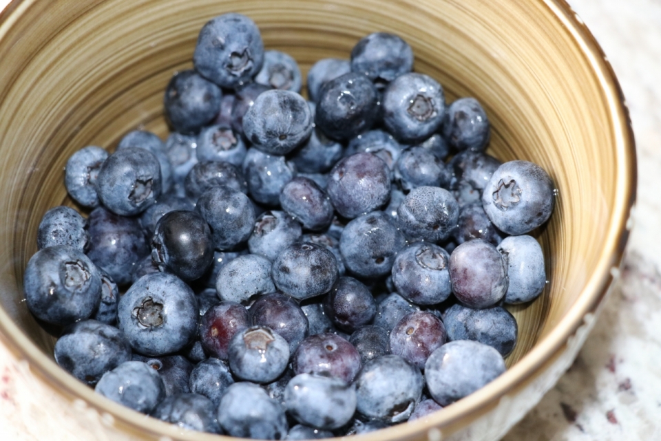 木制桌面碗中新鲜美味健康蓝莓水果