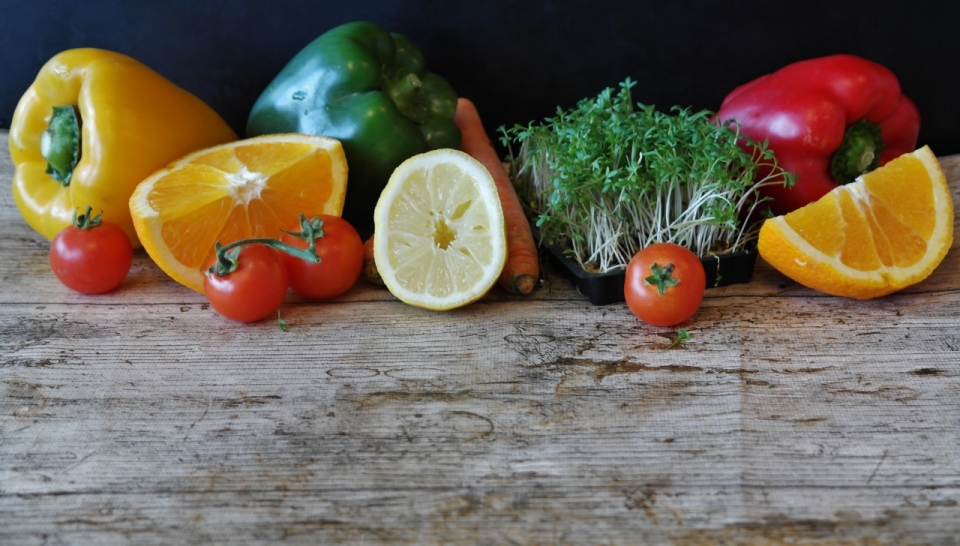 室内木制桌面上新鲜健康蔬菜水果