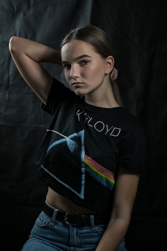 黑色背景金发美女写真摄影