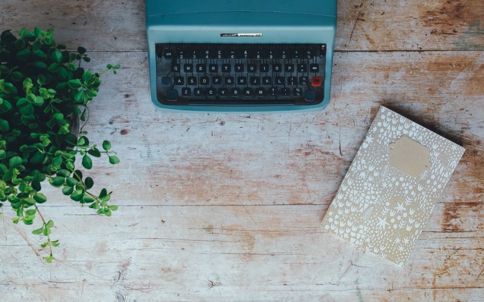 书桌上的盆栽笔记本与打字机