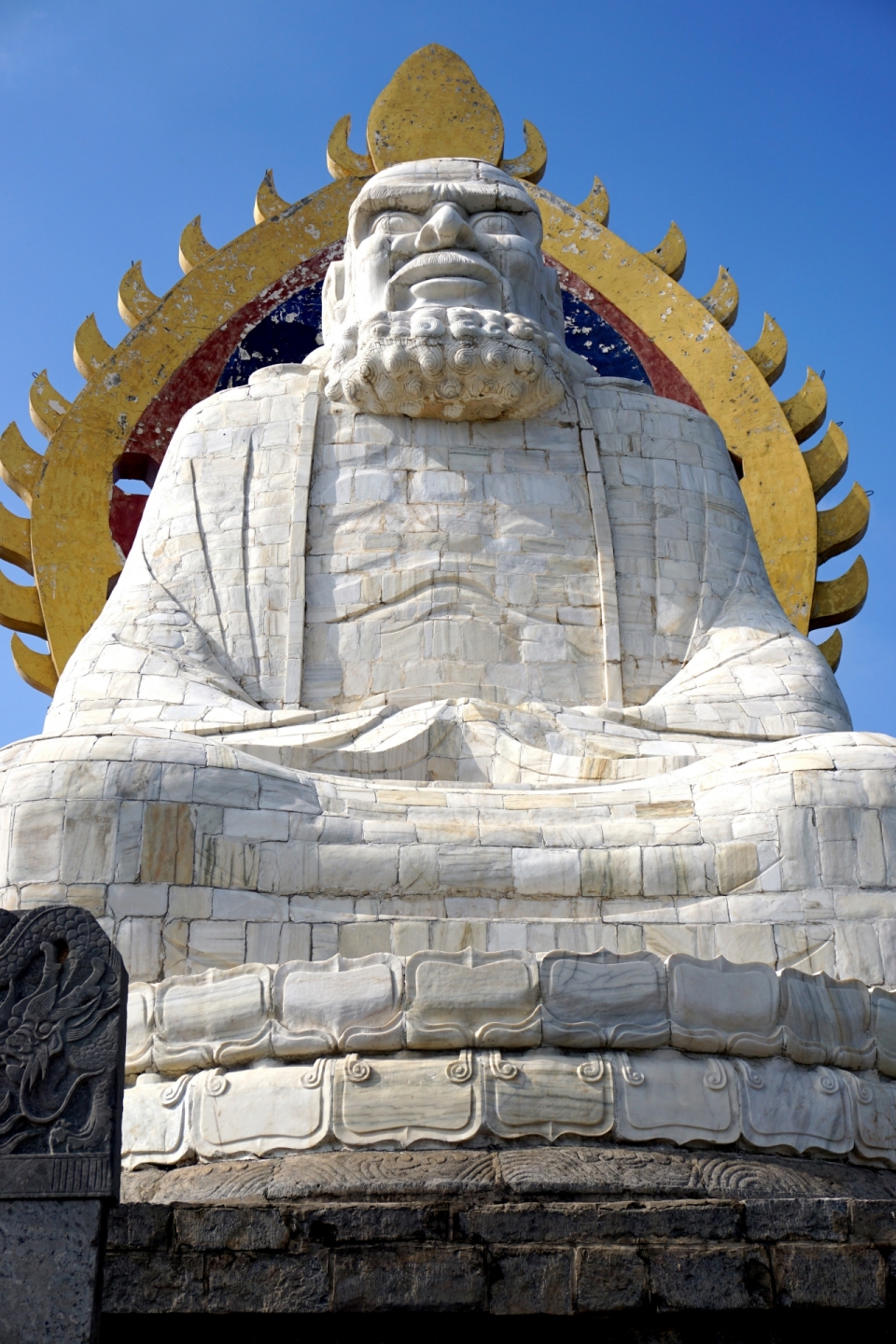 蓝天下的汉白玉弥勒佛坐像