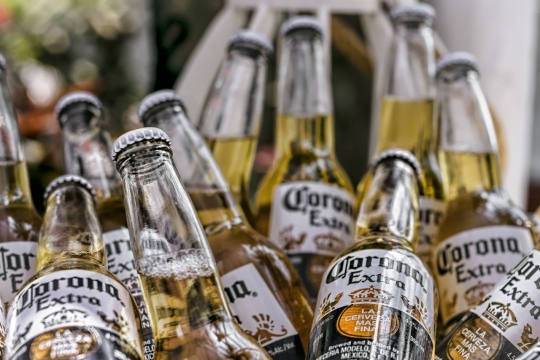 街边杂乱摆放啤酒瓶清晰街拍