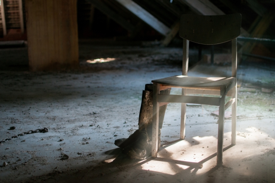 文艺废弃建筑室内阳光下破旧木制椅子