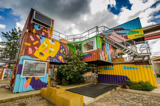 蓝天白云户外彩色涂鸦墙壁建筑