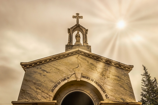 怀旧阳光天空下石质教堂建筑正面