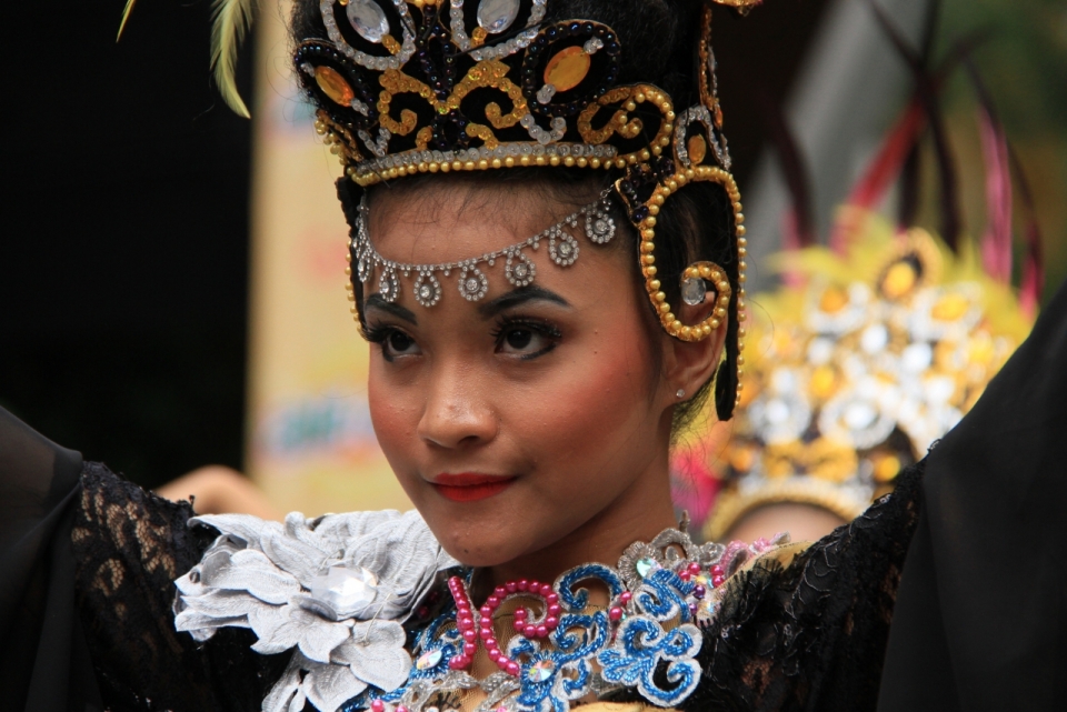 印尼巽他传统艺术装扮女性舞者