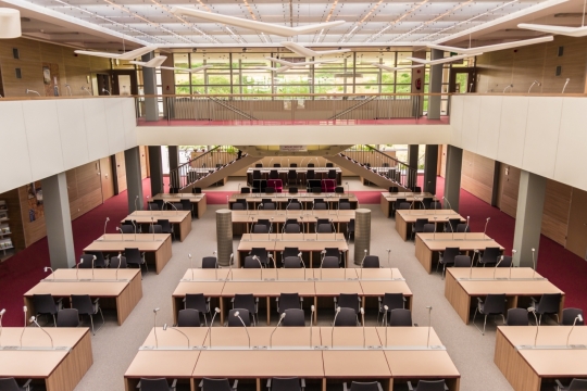 空无一人的图书馆干净整洁