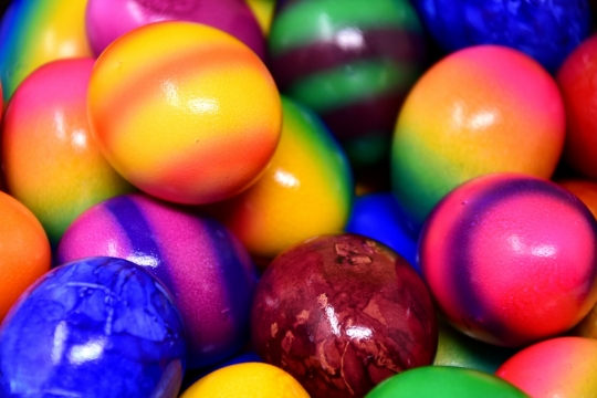 虚化背景鲜艳蛋壳彩绘近距离摆拍