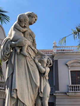 阳光城市街道白色石质艺术雕像