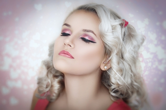 虚化背景时尚银色卷发精致妆容美女