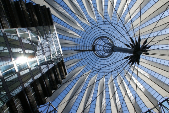 阳光蓝色天空现代建筑仰拍