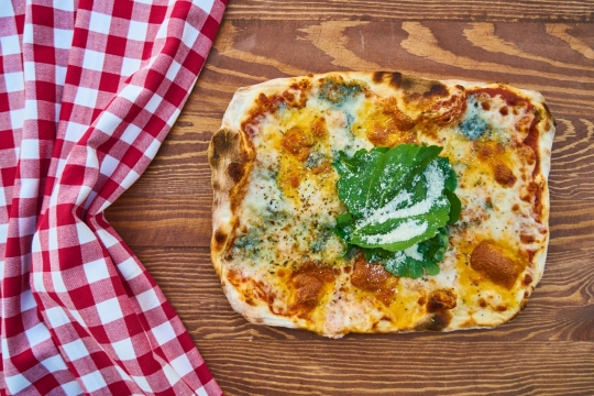 在木桌上的美味蔬菜烤饼美食摄影