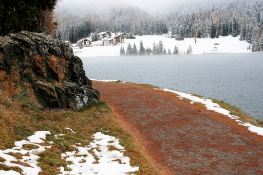 冬季湖面雪景融化风景