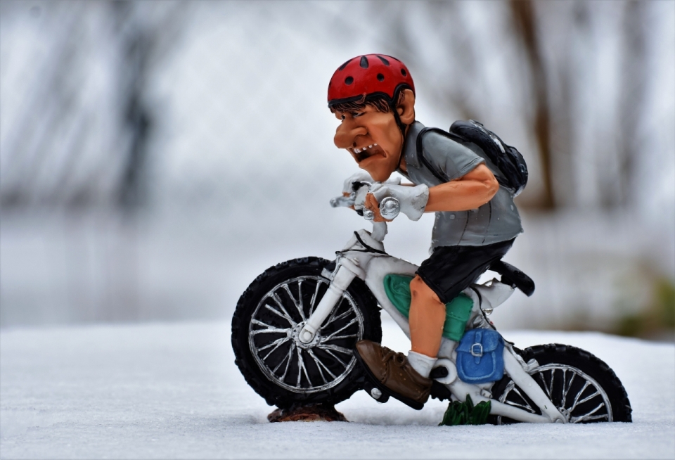 冬天户外雪地骑自行车男性玩具彩色模型