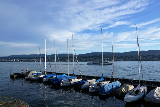 蓝色天空户外湖泊停泊小船