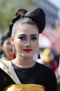 虚化背景城市街道阳光下时尚美女