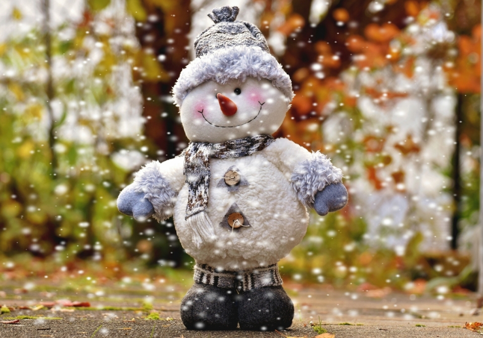 站在公园地面上雪人玩偶雪花特效特写摄影